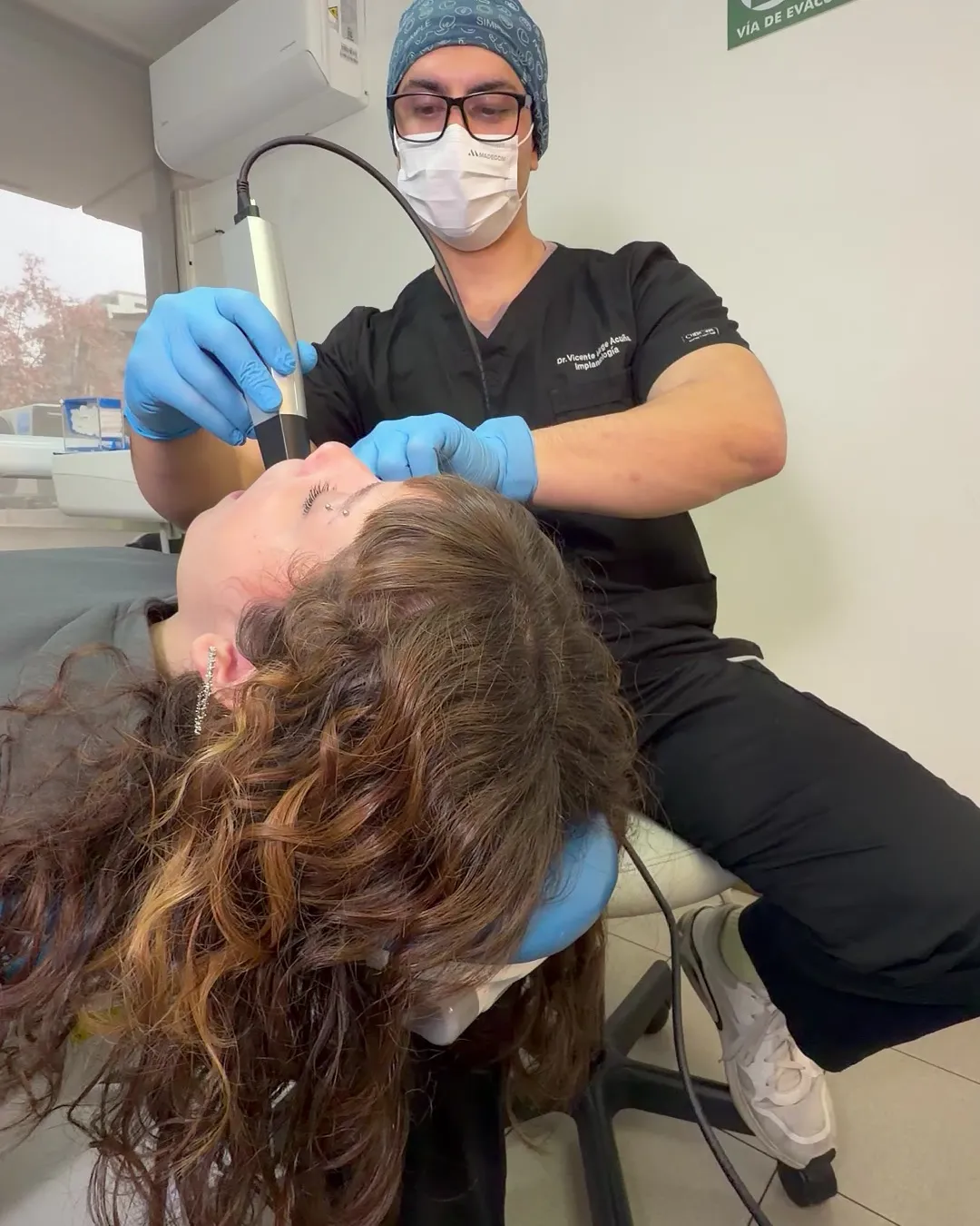 Vicente Mege escaneando a una paciente con el escáner intraoral